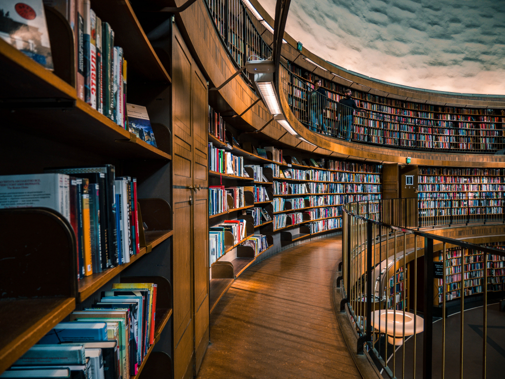 Une salle circulaire avec des étagères remplies de livres.