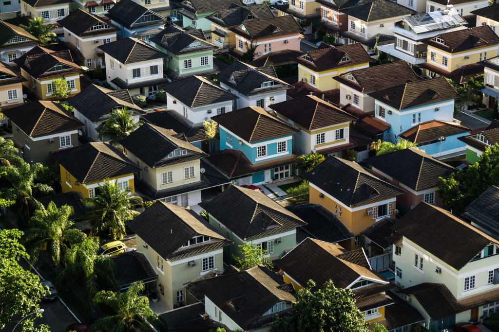 Paysage urbain avec les toits de maison, vu d'en haut.