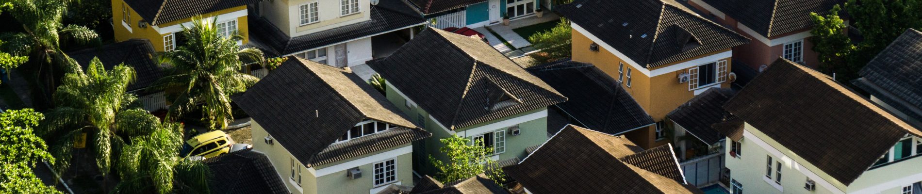 Paysage urbain avec les toits de maison, vu d'en haut.