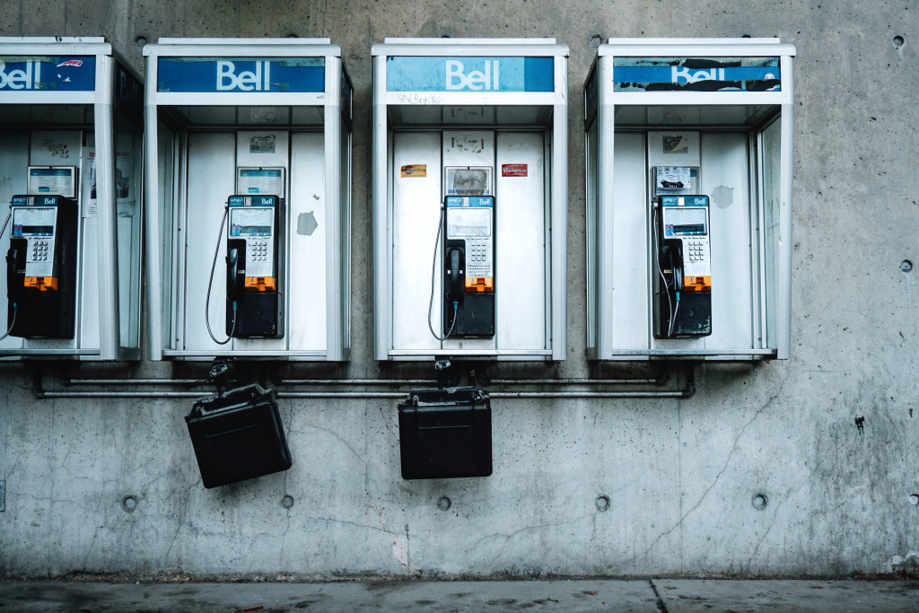 Plusieurs téléphones accrochés au mur.