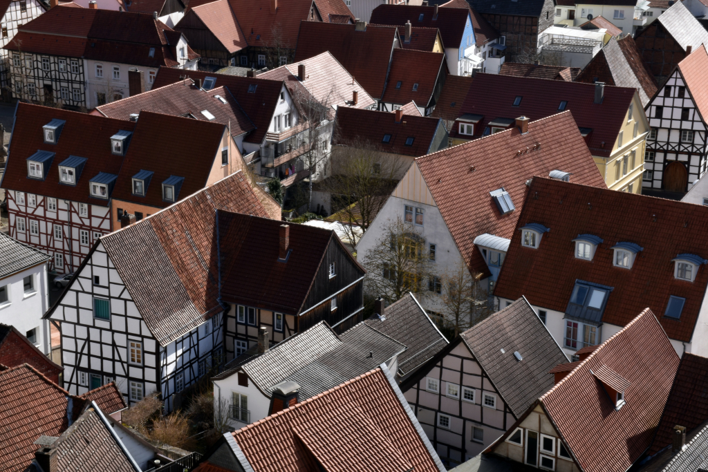 Paysage urbain avec les toits des maisons typique d'Allemagne.