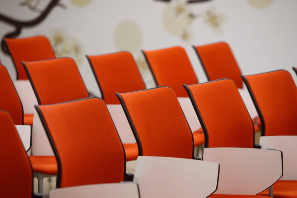 Une rangée de chaises oranges.