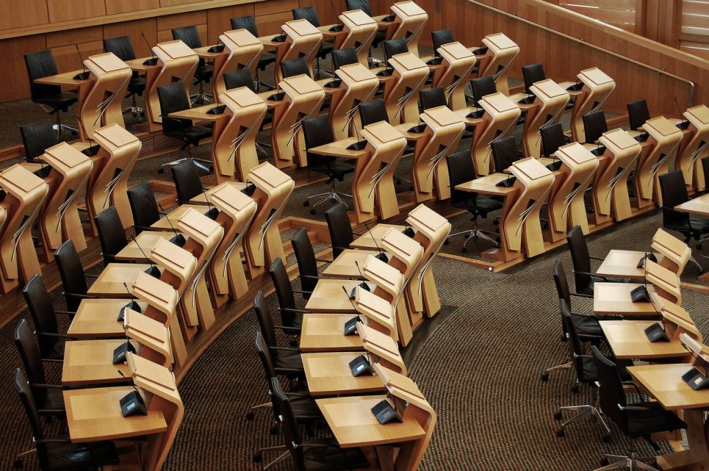 Photo horizontale des bureaux à l'intérieur du bâtiment du Parlement écossais.